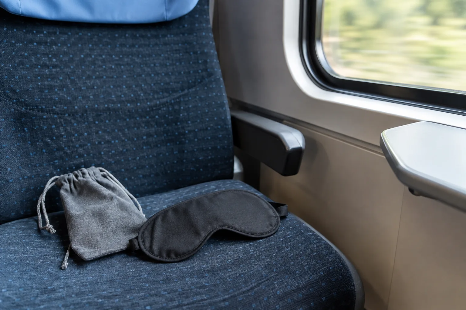 Schlafmasken im Zug und Bus nutzen: Tipps fuer bequemes Schlafen unterwegs